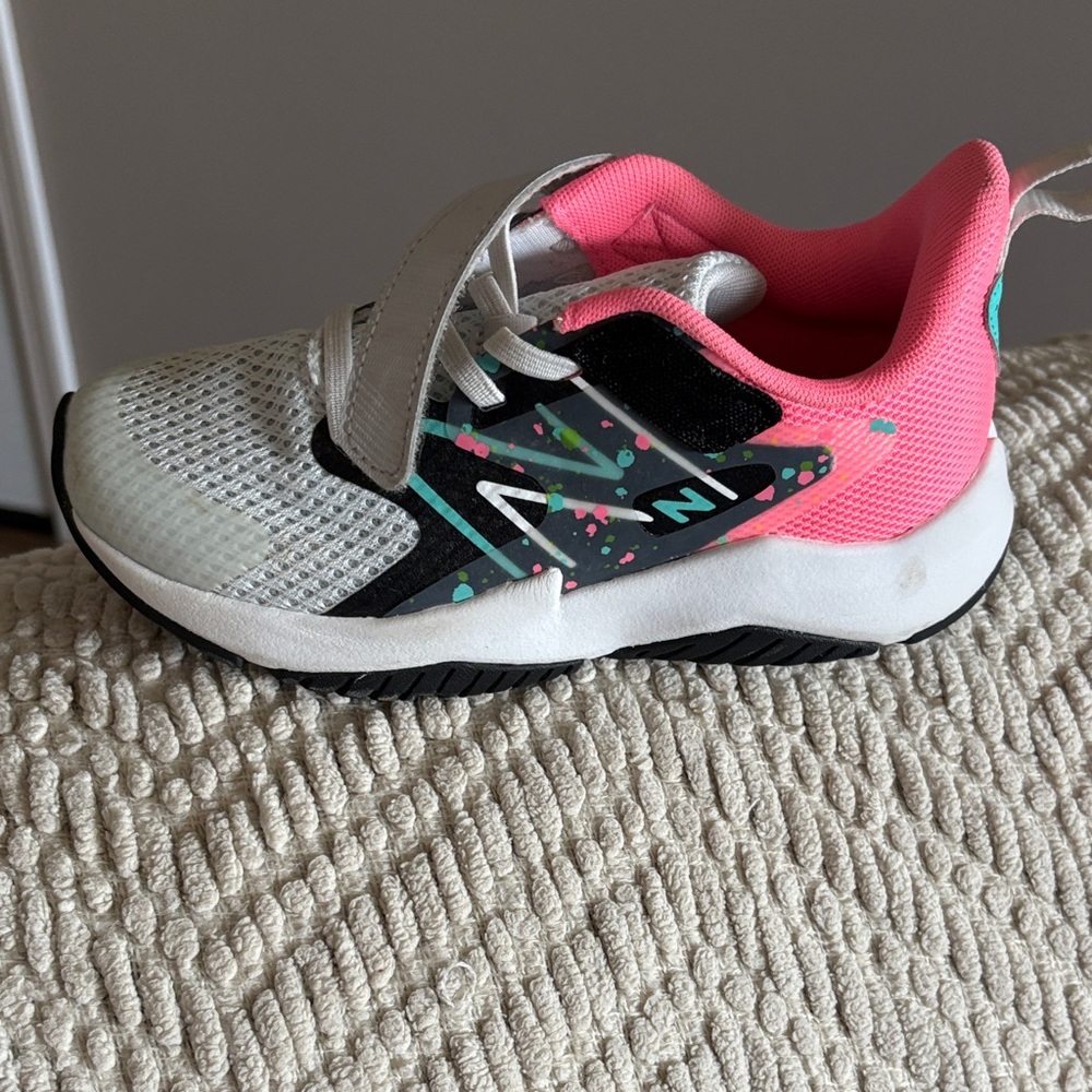 New Balance White Mesh Sneakers with Pink Lining and Aqua Splatter - Picture 2 of 6